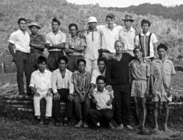  ( Ba-Kelalan 1966) Dave Hollinshead FIO in the front with all the local Border Scouts, handing over to Paul Brogden at rear. 